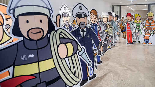 Ansehen der Berufe in Deutschland - Feuerwehr vorne, Werbeagenturen hinten Foto zum Thema Ansehen der Berufe in Deutschland: Zu sehen sind Pappfiguren, die verschiedene Berufe aus dem öffentlichen Dienst darstellen.