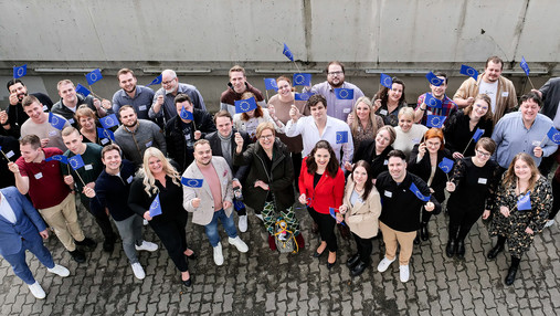 Forderungen der dbb jugend zur Europawahl - Gruppenfoto Foto zum Thema Forderungen der dbb jugend zur Europawahl: Zu sehen sind Mitglieder der dbb jugend, die kleine Europafähnchen schwenken.