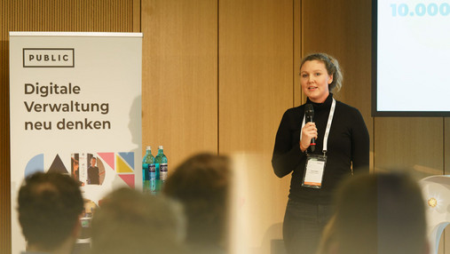 SUMM AI - Geschäftsführerin Flora Geske Das Foto zeigt Flora Geske, Geschäftsführerin von SUMM AI, während eines Vortrags.