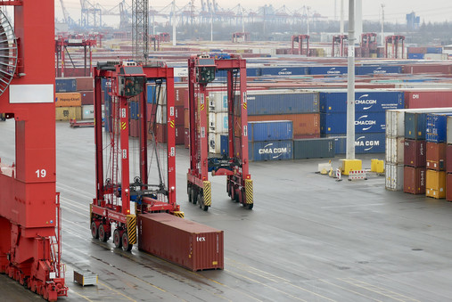 Mit dem Zoll im Hamburger Hafen - Van-Carrier Foto zum Thema „Zoll Hamburger Hafen“: Zu sehen sind zwei Van-Carrier, die Container auf dem Hafengelände transportieren.
