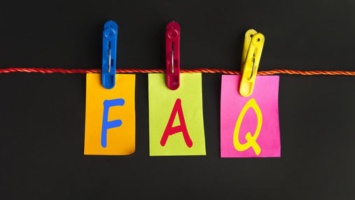 FAQ für Tarifbeschäftigte - TVöD, TV-L, TV-H Foto zum Thema "FAQ TVöD, TV-L, TV-H": Zu sehen ist eine Wäscheleine, an der mit großen Klammern drei Papiere befestigt sind. Auf dem ersten steht "F", auf dem zweiten "A" und auf dem dritten "Q".