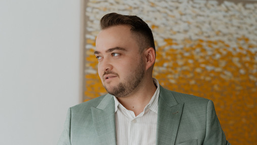 Wahlaufruf der dbb jugend zur Europawahl 2024 - Fandrejewski Foto zum Thema "Wahlaufruf Europawahl": Zu sehen ist ein Porträt von Matthäus Fandrejewski, dem Vorsitzenden der dbb jugend.