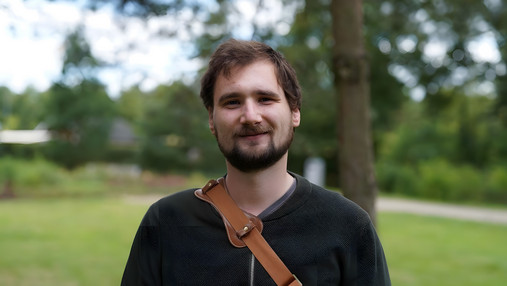 Foto zum Thema "ambulante Kinder- und Jugendhilfe": Zu sehen ist ein Porträt von Jan, Sozialarbeiter in Hamburg.