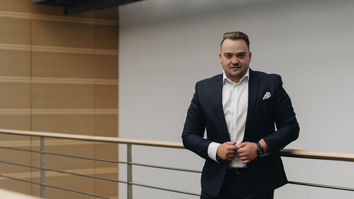 FES Mitte-Studie - Matthäus Fandrejewski sieht die Demokratie bedroht Foto zum Thema FES Mitte-Studie: Zu sehen ist Matthäus Fandrejewski, Vorsitzender der dbb jugend, dem die Ergebnisse Sorge bereiten.