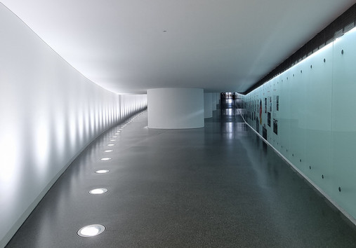 Foto zum Thema "Praktikum im Bundestag": Zu sehen ist ein langer Gang unter dem Gebäude.