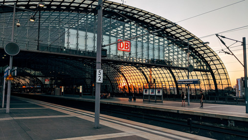 Leere Gleise am Berliner Hbf Das Foto zeigt leere Bahnsteige und Gleise am Berliner Hauptbahnhof.