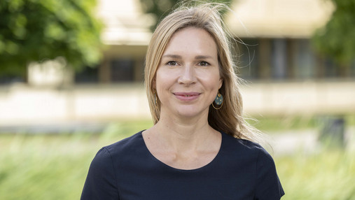 Trendstudie Jugend in Deutschland 2025 - Nina Kolleck Foto zum Thema "Trendstudie Jugend in Deutschland 2025": Zu sehen ist eine Porträtaufnahme von Prof. Nina Kolleck, die auf der PK ihre Expertise beisteuert.