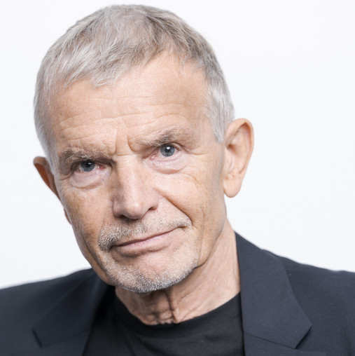 warum wählen junge Leute AfD? - Klaus Hurrelmann gibt Antworten Foto zum Thema warum wählen junge Leute AfD: Zu sehen ist Klaus Hurrelmann, Professor of Public Health and Education an der Hertie School in Berlin, der im Interview mögliche Erklärungen schildert.