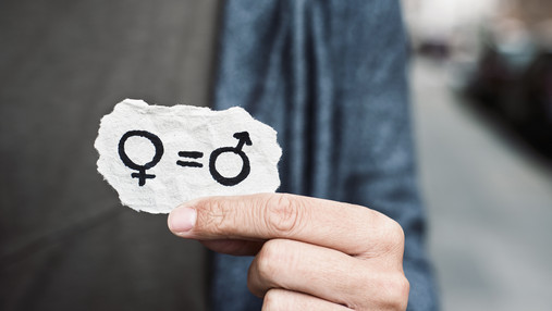 Gendermedizin, Gender-Budgeting, Gender-Mainstreaming - was bedeuten diese Begriffe? Foto zum Thema Gendermedizin und Gender-Budgeting: Zu sehen ist eine Hand, sie hält einen Papierschnipsel auf dem die Symbole für Mann und Frau stehen, verbunden durch ein Gleichheitszeichen.