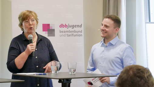 Gewalt am Arbeitsplatz - Sabine Sütterlin-Waack und Alex Seeger Foto zum Thema "Gewalt am Arbeitsplatz": Zu sehen sind Schleswig-Holsteins Innenministerin Sabine Sütterlin-Waack und Moderator Alexander Seeger von der dbb jugend während der Podiumsdiskussion.