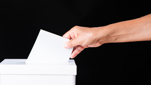 Landtagswahlen in Sachsen und Thüringen - FAQ Foto zum Thema "Landtagswahlen in Sachsen und Thüringen": Zu sehen ist eine Hand, die den Wahlzettel in die Wahlurne steckt. Es handelt sich um ein Symbolbild.