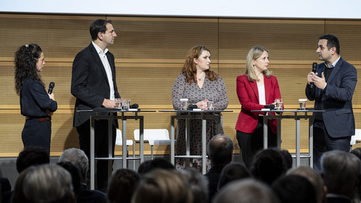 Europäischer Abend des dbb - Podium Foto zum Thema "Europäischer Abend dbb": Zu sehen ist die Politiker*innen auf dem Podium. Das sind Andreas Jung, stellvertretender Vorsitzender der CDU, Agnieszka Brugger, stellvertretende Fraktionsvorsitzende der Grünen, Verena Hubertz, stellvertretende SPD-Fraktionsvorsitzende sowie FDP-Generalsekretär Bijan Djir-Sarai (von links)