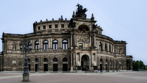 Foto zum Thema "Ausbildung zum Veranstaltungstechniker": Zu sehen ist die Dresdener Semperoper, Jakobs Arbeitsplatz.