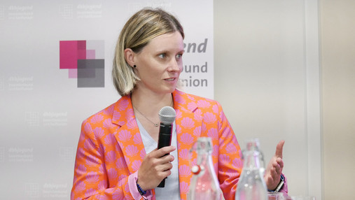 Gewalt am Arbeitsplatz - Iris Bilek Foto zum Thema "Gewalt am Arbeitsplatz": Zu sehen ist Iris Bilek, Sprecherin der AG Sicherheit der dbb jugend, während der Podiumsdiskussion.