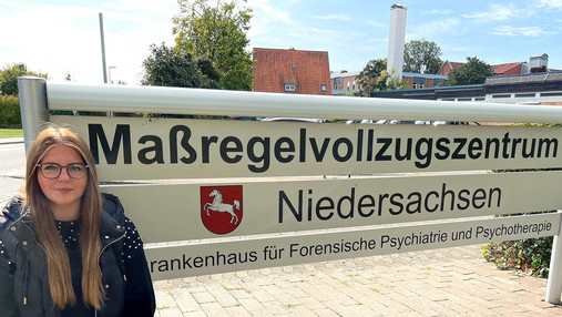 Foto zum Thema Ausbildung zur Pflegefachkraft: Zu sehen ist Ann-Kathrin, die im Maßregelvollzugszentrum in Moringen arbeitet und Einblicke in ihren Job gibt. 