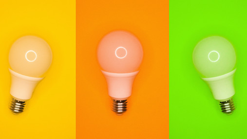 Klimaschutz in der Kommune - drei Beispiele aus der Praxis Foto zum Thema Ideen für Klimaschutz in der Kommune: Zu sehen sind drei Glühbirnen, jeweils eine in gelb, orange und grün.