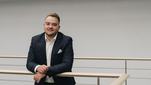 wählen ab 16 - sollte man bei der Bundestagswahl ab 16 wählen dürfen? Foto zum Thema "Wählen ab 16": Zu sehen ist Matthäus Fandrejewski, Vorsitzender der dbb jugend, der sich dafür ausspricht.