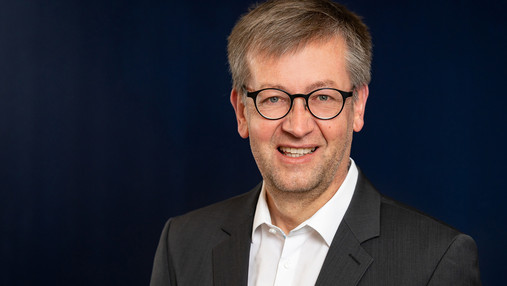 Drogenkonsum bei Jugendlichen Das Foto zeigt Burkhard Blienert, den Suchtbeauftragten der Bundesregierung, im Porträt. Im Interview schildert er, wie die Gesellschaft mit Drogenkonsum bei Jugendlichen umgehen sollte.