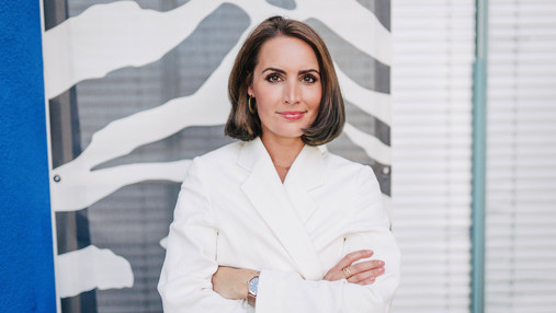 Vorsätze für das neue Jahr - wie die Umsetzung gelingt Foto zum Thema "Vorsätze für das neue Jahr": Zu sehen ist ein Porträt von Corinna Slawitschka, Gründerin der Beratungsagentur "Rethink work" in Bonn. Im Interview mit #staatklar schildert sie, wie die Vorsätze für das neue Jahr gelingen können.