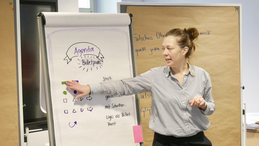 Akademie für Ehrenamtlichkeit Deutschland - ein Seminarbesuch (Bilderstrecke) Das Foto zeigt Lisa Dürer, Geschäftsführerin der Akademie für Ehrenamtlichkeit. Sie erklärt etwas am Flipchart.