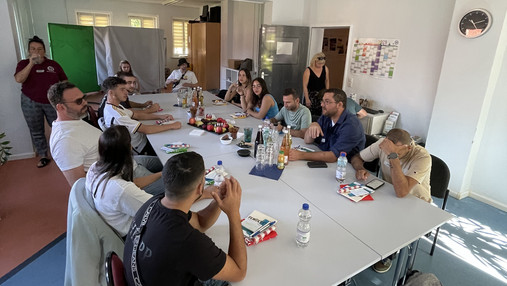 Seit 2009 pflegt die dbb jugend den Austausch mit ihrer Partnerorganisation in Israel. Zu sehen sind die Teilnehmer des Israel-Austauschs und Mitglieder der dbb jugend. Alle sitzen an einem Tisch und sprechen über die Arbeit des Jugendrings.