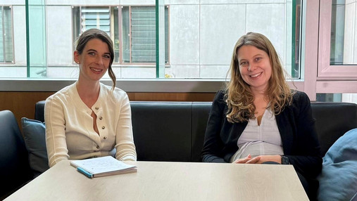 Das Foto zeigt Lisa Eder, Teilnehmende an der Politikaktionswoche, und die Grünen-Abgeordnete Jamila Schäfer.