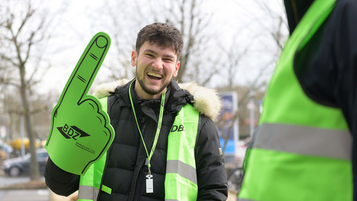 Foto zum Thema TVöD-Tarifverhandlungen 2025: Zu sehen sind Demonstrierende, die den Arbeitgebenden den erhobenen Zeigefinger zeigen, der sich wie eine Art Handschuh tragen lässt.