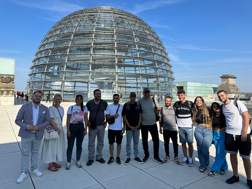 Seit 2009 pflegt die dbb jugend den Austausch mit ihrer Partnerorganisation in Israel. Das Foto zeigt die Gruppe aus Israel mit Mitgliedern der dbb jugend. Im Hintergrund ist die Kuppel des Bundestags zu sehen.