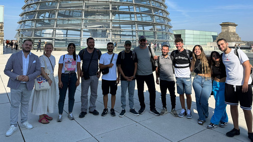 Seit 2009 pflegt die dbb jugend den Austausch mit ihrer Partnerorganisation in Israel. Das Foto zeigt die Gruppe aus Israel mit Mitgliedern der dbb jugend. Im Hintergrund ist die Kuppel des Bundestags zu sehen.