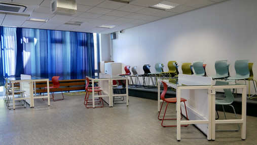 JVA Hahnöfersand - Besucherraum Foto zum Thema "JVA Hahnöfersand": Zu sehen ist der Besuchsraum. Drei Tische mit Glasplatten und Stühlen.