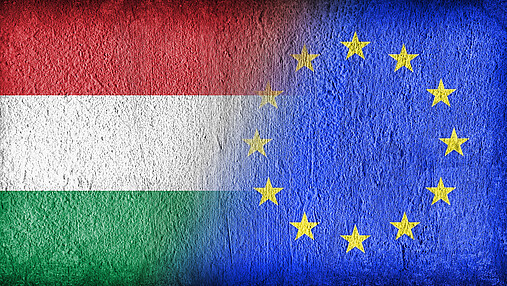 Foto zum Thema "Wahl in Ungarn Analyse: Zu sehen ist eine Collage, die jeweils zur Hälfte aus der ungarischen Flagge und der europäischen besteht.