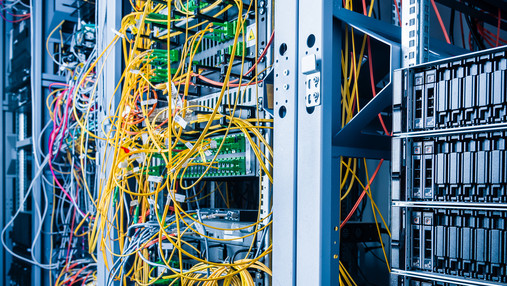 IT-Fachkräftemangel im öffentlichen Dienst Foto zum Thema "IT-Fachkräftemangel im öffentlichen Dienst": Zu sehen ist ein Serverraum.