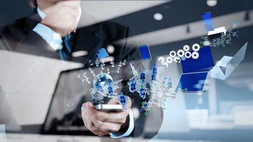 Was versteht man unter Führungskultur? Foto zum Thema "Was versteht man unter Führungskultur": Zu sehen ist eine Fotomontage. Im Hintergrund ein Mann im Anzug, eine Führungskraft. Davor Icons, die Dinge darstellen, die Führung symbolisieren.