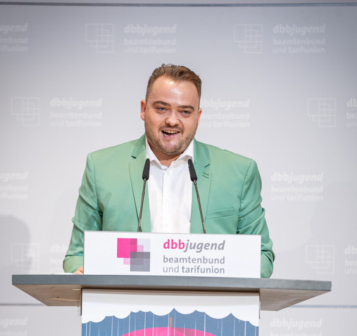 Generation Krise? - Matthäus Fandrejewski Foto zum Thema Generation Krise: Zu sehen ist Matthäus Fandrejewski, Vorsitzender der dbb jugend, am Rednerpult.