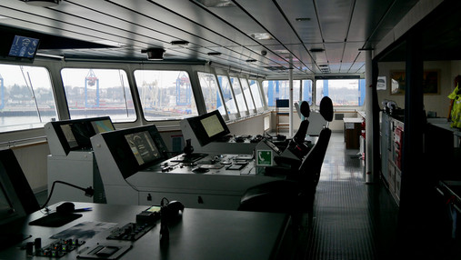 Mit dem Zoll im Hamburger Hafen - Brücke Foto zum Thema "Mit dem Zoll im Hamburger Hafen": Zu sehen ist der Innenraum der Brücke des Container-Schiffes.