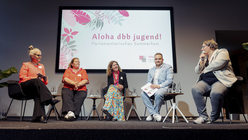 Parlamentarisches Sommerfest dbb jugend 2024 - Podium Foto zum Thema "Parlamentarisches Sommerfest dbb jugend 2024": Zu sehen sind die Teilnehmenden der Podiumsdiskussion. Von links: Moderatorin Susanne Hölscher, Nadine Ruf, Lilian Schwalb, Matthäus Fandrejewski und Daniela Broda.