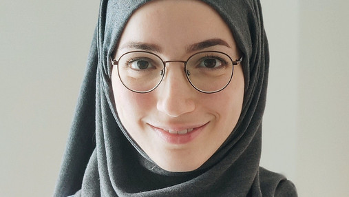 Lehrerin mit Kopftuch erlebt Diskriminierung Foto zum Thema Lehrerin mit Kopftuch: Zu sehen ist Subeida Renz, die ein Kopftuch trägt und an einer Hamburger Grundschule unterrichtet.