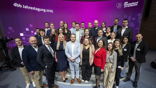 dbb Jahrestagung 2025 - Gruppenfoto der dbb jugend Foto zum Thema "dbb Jahrestagung 2025": Zu sehen ist ein Gruppenfoto der dbb jugend.