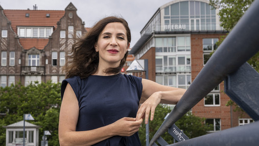 Diversity-Management öffentlicher Dienst - Interview mit Expertin Foto zum Thema Diversity-Management öffentlicher Dienst: Zu sehen ist ein Porträt von Gülcan Yoksulabakan-Üstüay, die Expertin auf dem Gebiet ist und für die Stadt Bremen arbeitet.