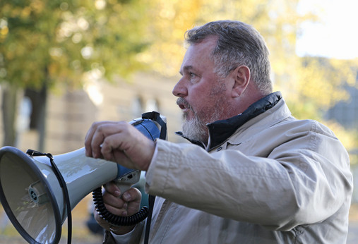 BSBD - Müller Foto zum Thema "BSBD": Zu sehen ist René Müller. Er spricht in ein Megafon.