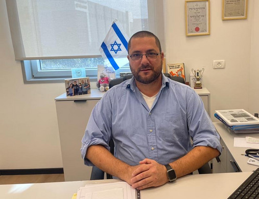 Histadrut - Ehoud Manor Foto zum Thema Histadrut Leumit: Zu sehen ist Ehoud Manor von der gewerkschaftlichen Partnerorganisation der dbb jugend in Israel, der an seinem Schreibtisch sitzt.