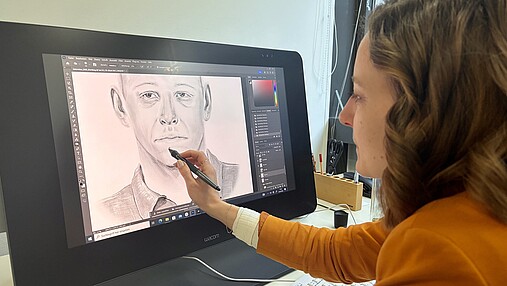 Foto zum Thema "wie wird man Phantombildzeichner*in": Zu sehen ist Vanessa am Computerbildschirm. Sie arbeitet direkt am Display mit einem Stift an einem Phantombild.