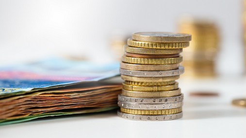 Modernes Girokonto für alle Lebenslagen Das Foto zeigt Euro-Noten und Münzen.