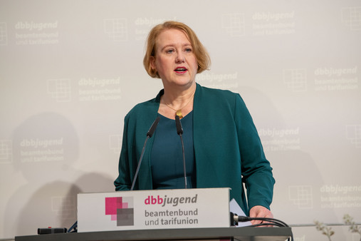 Ideencampus 2025 - Lisa Paus Foto zum Thema "Ideencampus 2025": Zu sehen ist Lisa Paus, geschäftsführende Bundesfamilienministerin, am Rednerpult.