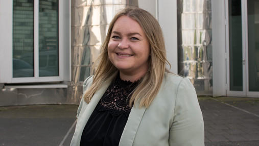 Foto zum Thema ehrenamtliches Engagement: Zu sehen ist Susanne Aumann, die im Text acht Gründe schildert, warum sich ein Ehrenamt lohnt.