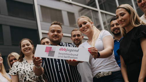 Maßnahmen zur Mitarbeiterbindung im öffentlichen Dienst Foto zum Thema Mitarbeiterbindung im öffentlichen Dienst: Zu sehen ist eine Gruppe von jungen Beschäftigten im öffentlichen Dienst.